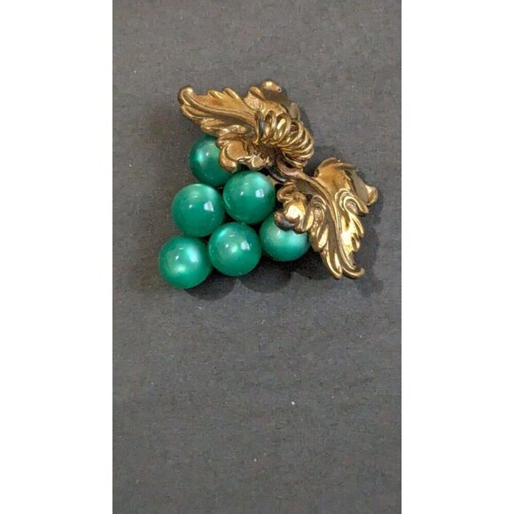Vintage Coro Grape Cluster Brooch With Gold Leaves & Green Beads vineyard - Picture 6 of 7